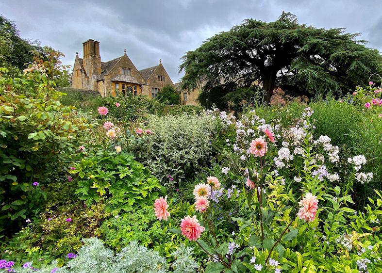 Click here to learn more about these plein air painting workshops in the Cotswolds of England!