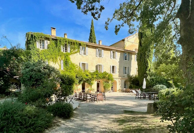 Click here to learn more about this art retreat in the South of France!